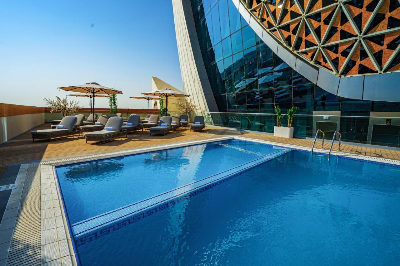 Velero Hotel Doha Lusail Esterno foto The swimming pool at the hotel