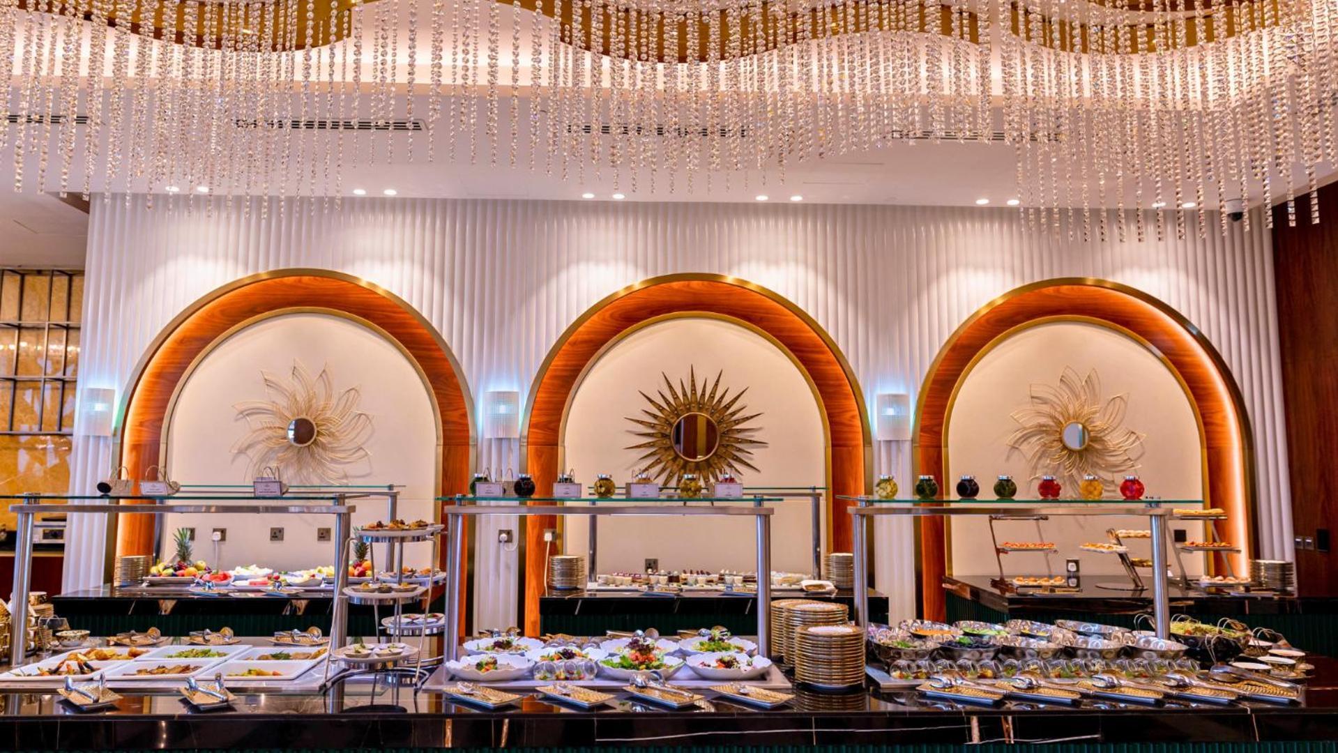 Velero Hotel Doha Lusail Esterno foto The buffet at the Grand Ballroom