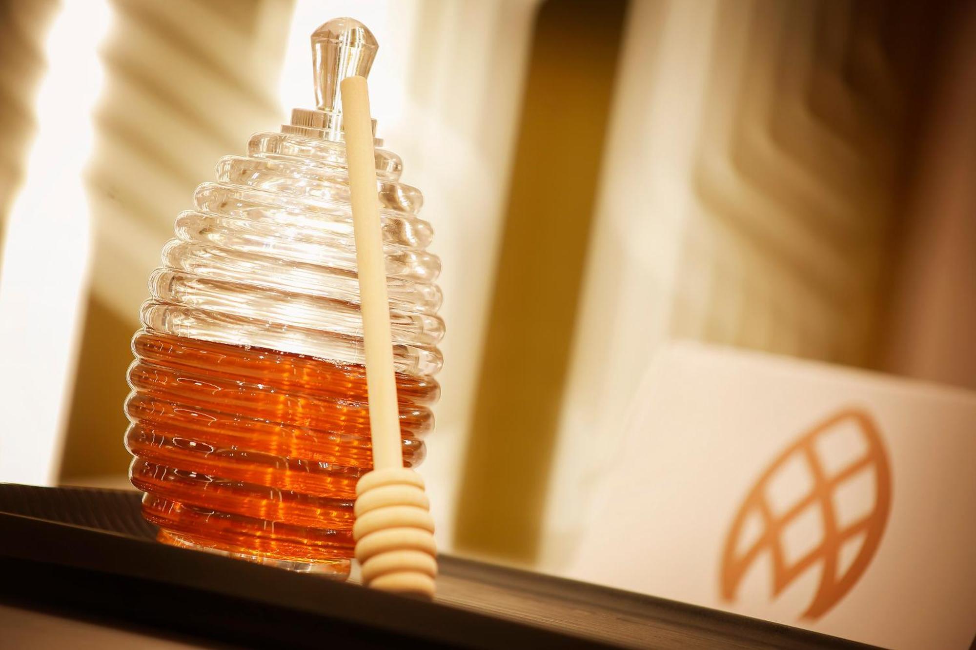Velero Hotel Doha Lusail Esterno foto A bottle of cognac