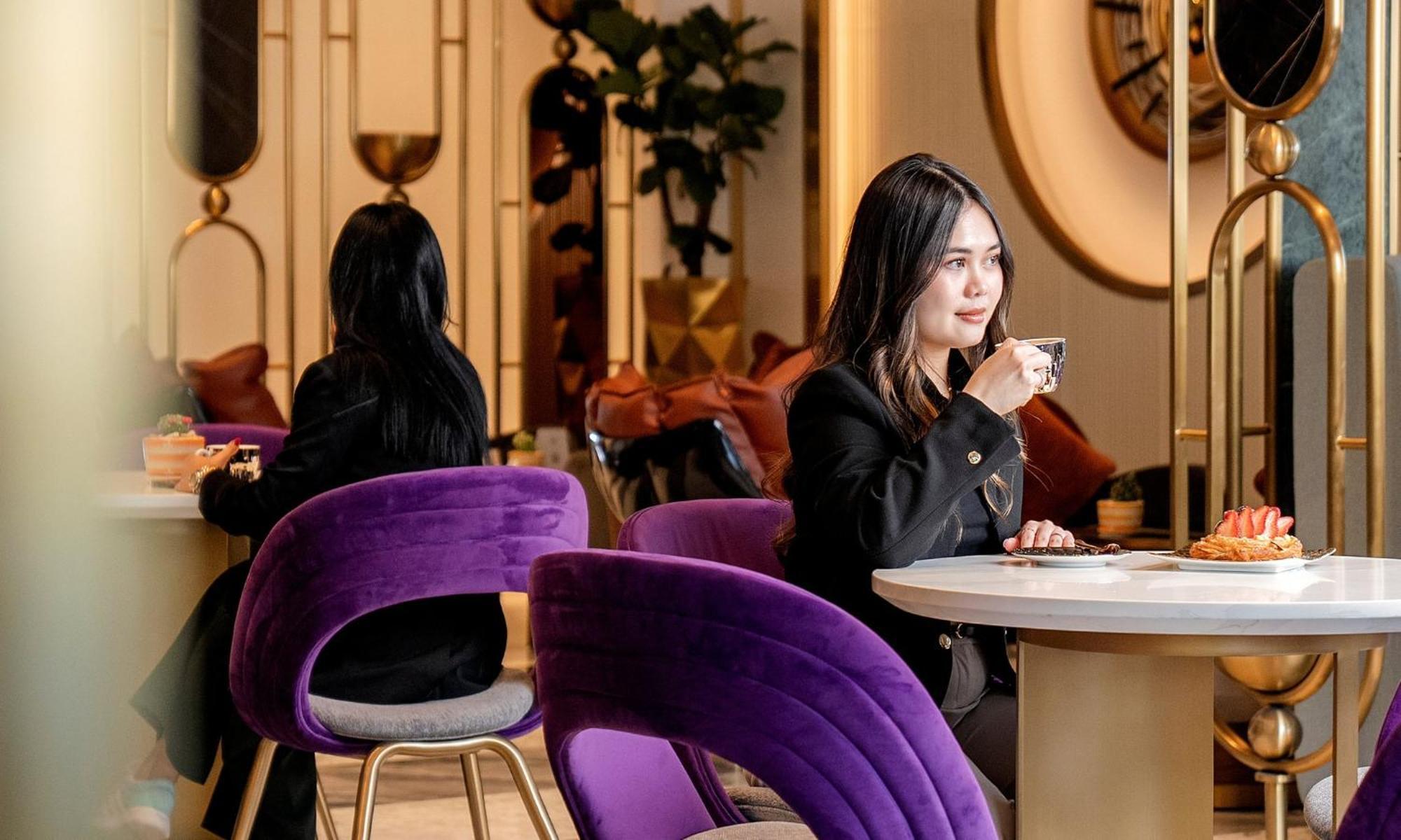 Velero Hotel Doha Lusail Esterno foto A woman in a restaurant