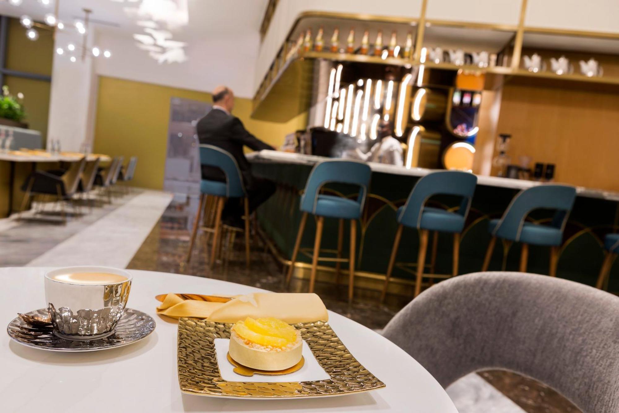 Velero Hotel Doha Lusail Esterno foto The bar at the lounge