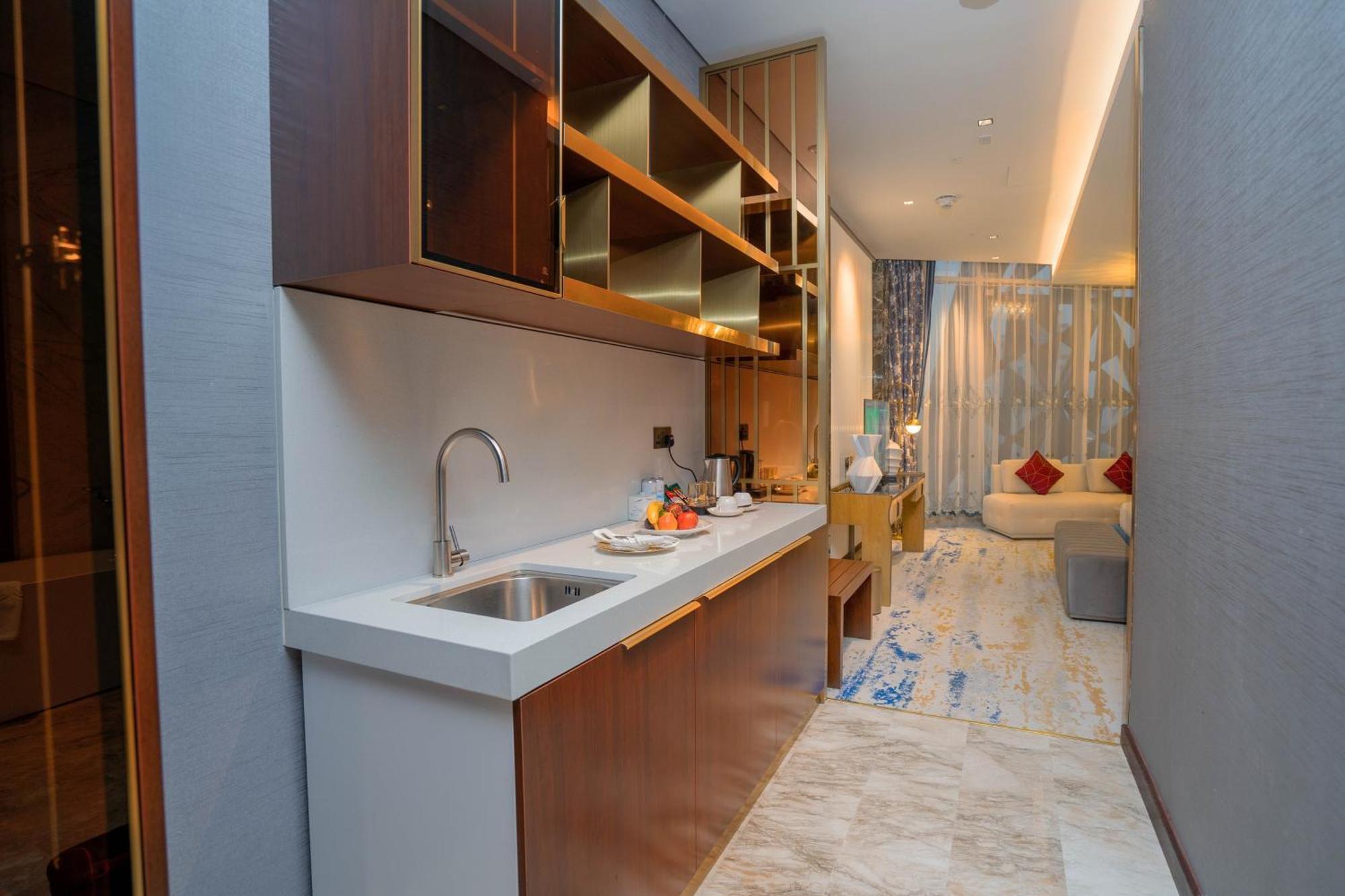 Velero Hotel Doha Lusail Esterno foto A kitchen in a hotel suite