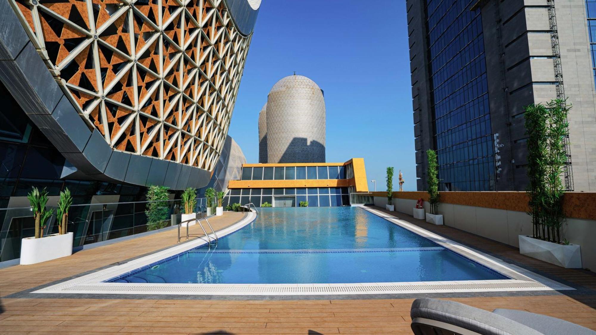 Velero Hotel Doha Lusail Esterno foto The pool at the top of the hotel