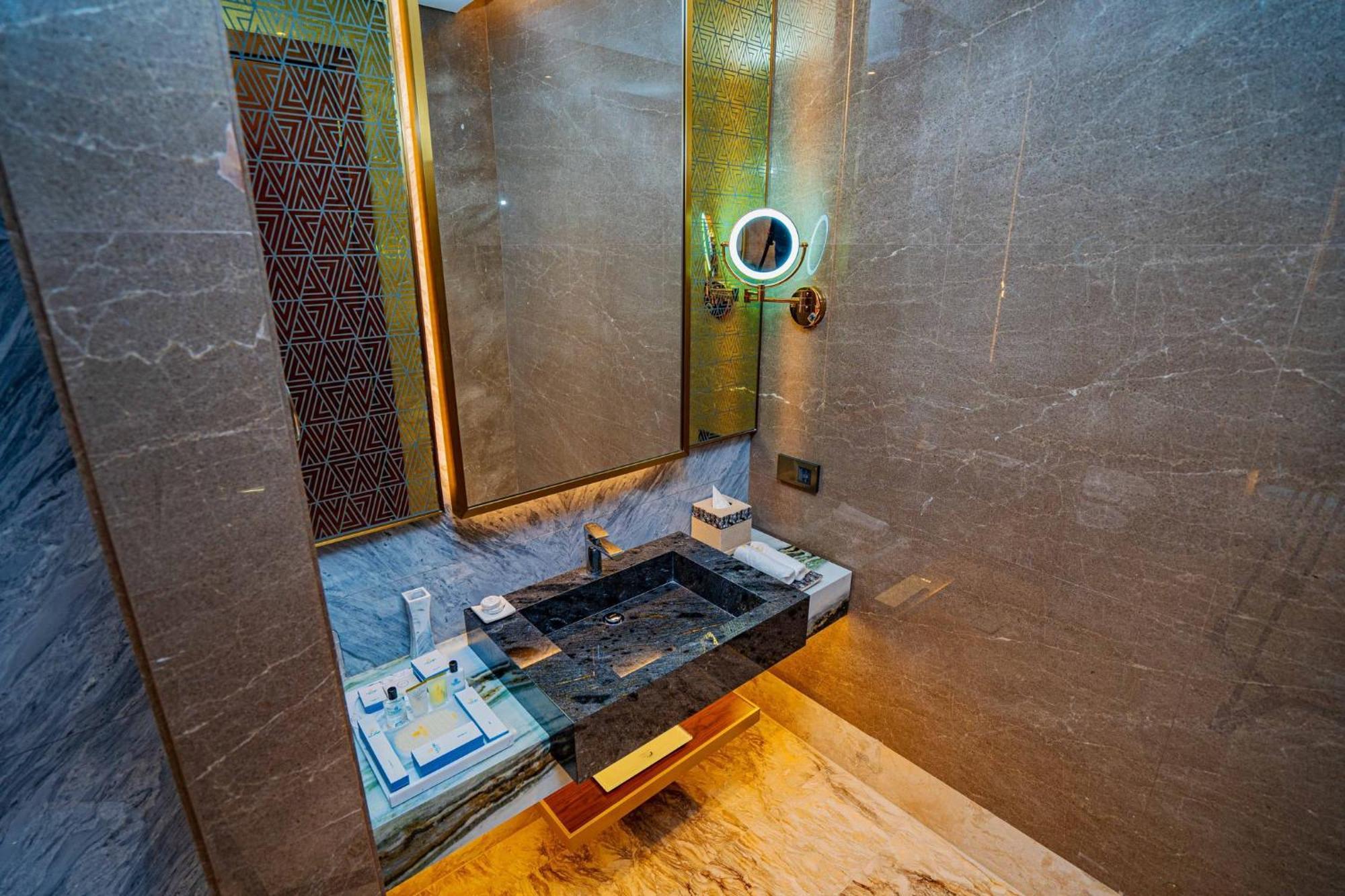 Velero Hotel Doha Lusail Esterno foto Bathroom