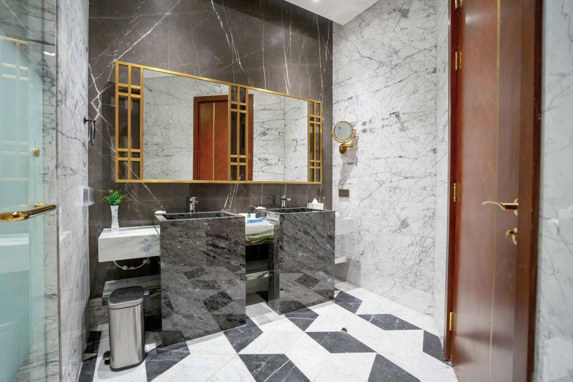 Velero Hotel Doha Lusail Esterno foto Bathroom
